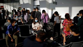 Mezinárodní letiště Daxing u Pekingu je plné cestujících. Ti poctivě nosí roušky (19. 9. 2020).