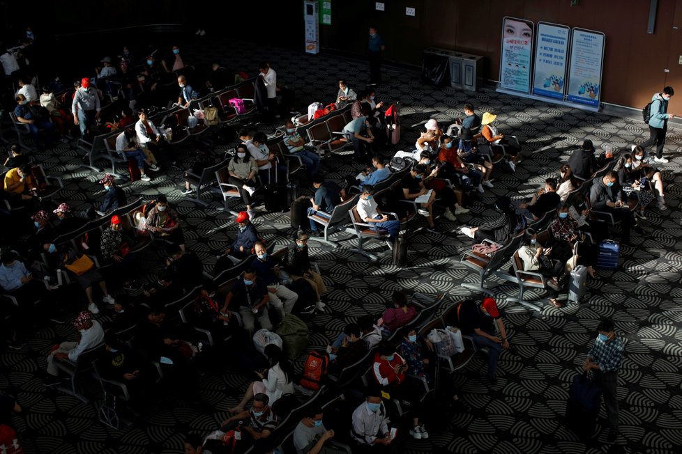 Mezinárodní letiště Daxing u Pekingu je plné cestujících. Ti poctivě nosí roušky (19. 9. 2020).