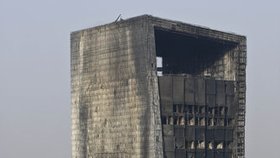 Na hotel, který byl těsně před dokončením, dopadaly v pondělí jiskry z ohňostroje pořádaného u příležitosti oslav lunárního Nového roku.