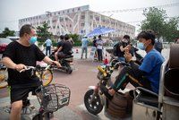 Virus se šířil další čínskou tržnicí. Peking uzavřel část města i školy a školky