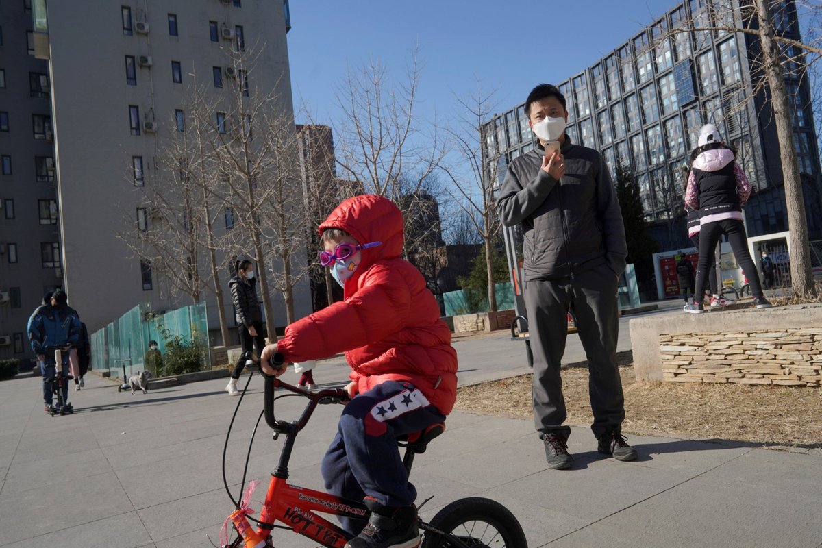 Koronavirus ovlivnil každodenní život lidí v čínské metropoli Pekingu (22. 2. 2020)