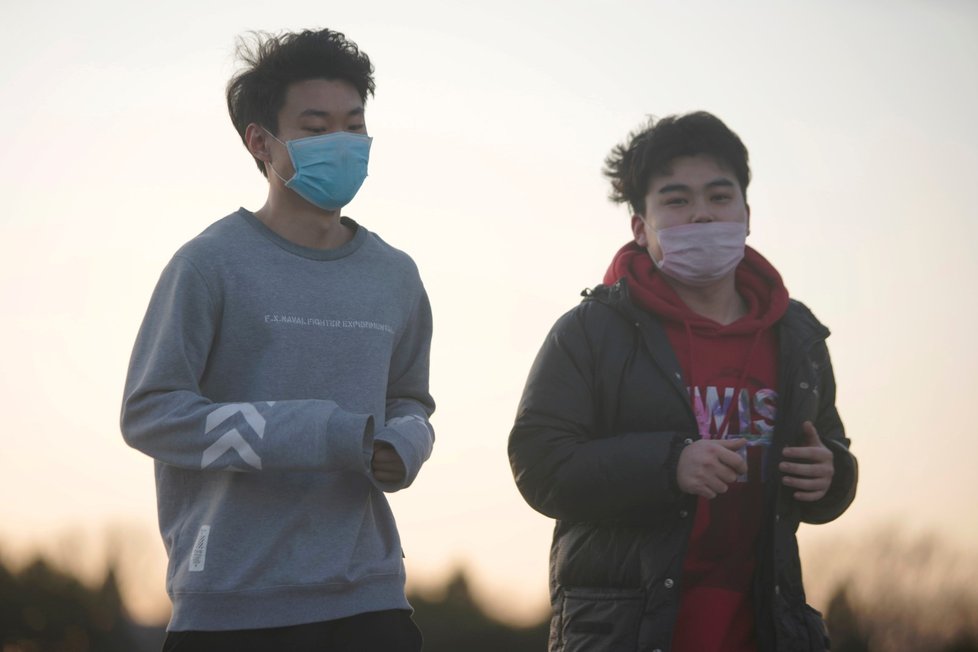 Koronavirus ovlivnil každodenní život lidí v čínské metropoli Pekingu (22. 2. 2020)