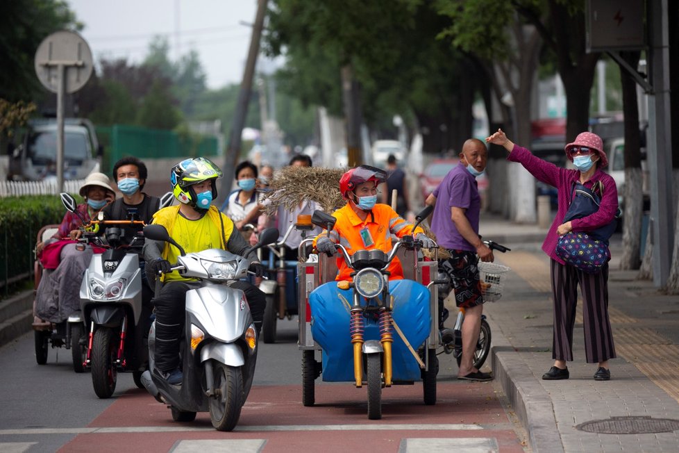 Číňané v Pekingu s rouškami a strach z nové vlny nákazy (13. 6. 2020)