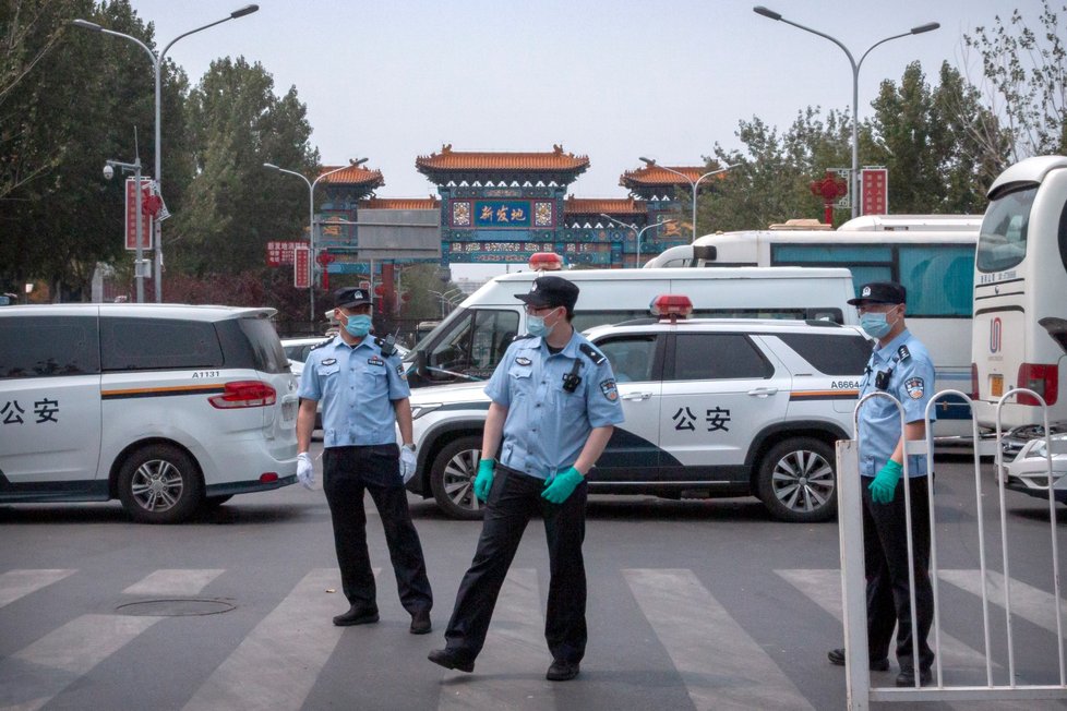Číňané v Pekingu s rouškami a strach z nové vlny nákazy (13. 6. 2020)