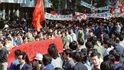 Demonstrace na Náměstí Nebeského klidu v čínském Pekingu se v červnu 1989 změnila v jatka. Proti demonstrantům vyjela armáda