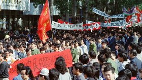 Demonstrace na Náměstí Nebeského klidu v čínském Pekingu se v červnu 1989 změnila v jatka. Proti demonstrantům vyjela armáda