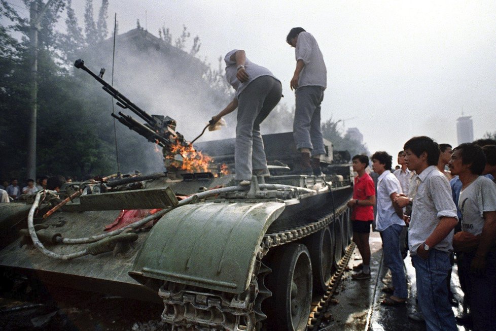 Demonstrace na Náměstí Nebeského klidu v čínském Pekingu se v červnu 1989 změnila v jatka. Proti demonstrantům vyjela armáda