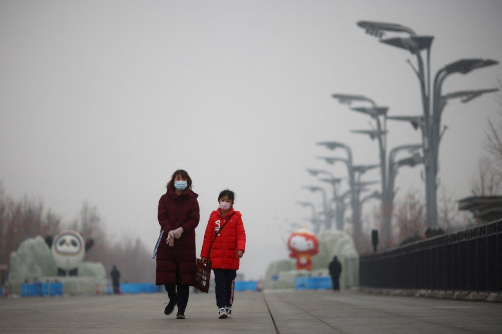 Obyvatelé Pekingu před olympijskými hrami.