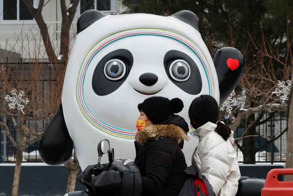 Panda v ledové skořápce je maskot ZOH Peking 2022.
