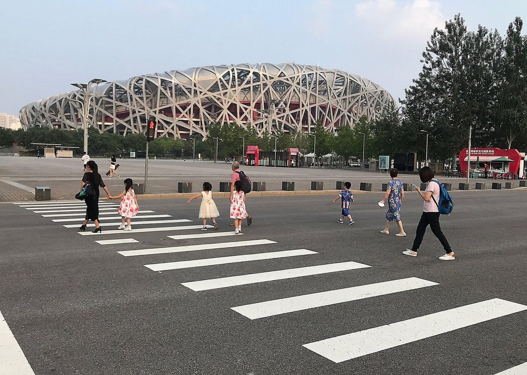 Monstrózní stadion známý jako Ptačí hnízdo byl postavený pro účely olympijských her, které se konaly v roce 2008 v Pekingu. Od té doby ovšem hledá své uplatnění jen těžko. Ožít by měl opět příští rok, kdy se tu má konat zahajovací a závěrečný ceremoniál zimních OH.