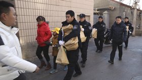 Ve škole v Pekingu zranil útočník s kladivem 20 dětí