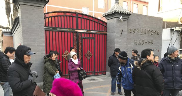 20 zraněných dětí, tři z nich těžce. Údržbář s kladivem řádil ve škole v Pekingu