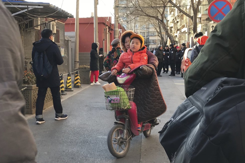 Ve škole v Pekingu zranil útočník s kladivem 20 dětí