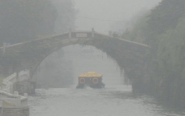 Peking sužuje rekordní znečištění ovzduší
