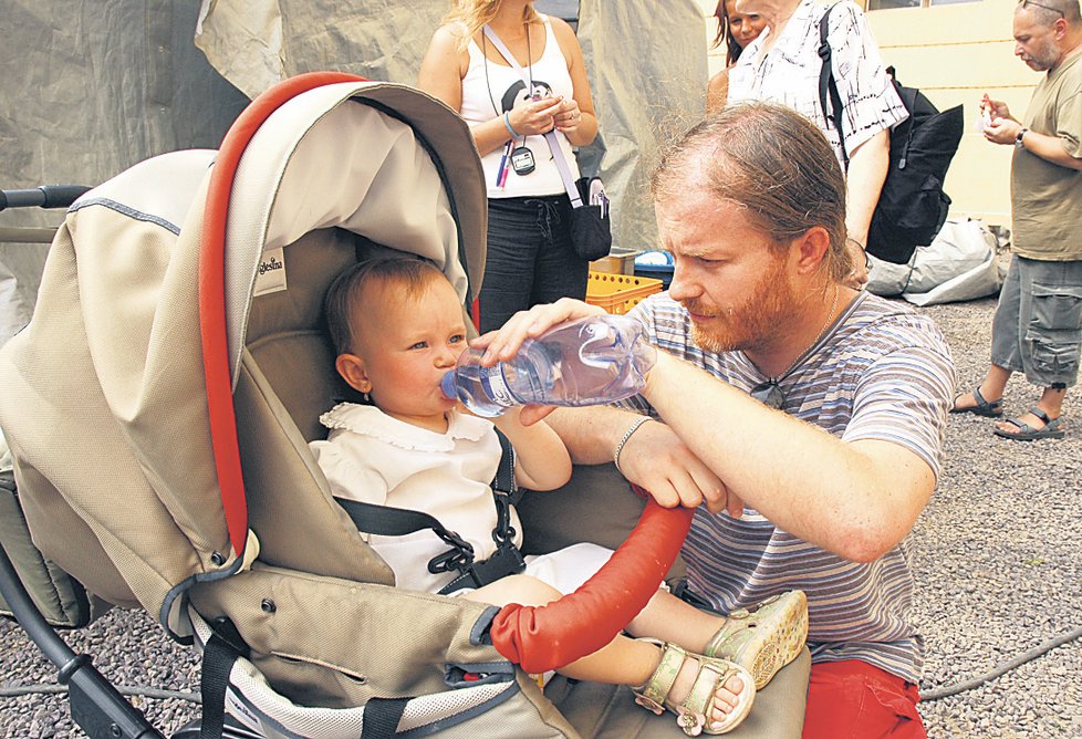 Zatímco Bára Kodetová se starší dcerou Lili natáčely, její partner, houslista Pavel Šporcl, se pečlivě staral o mladší Violetu. &#34;Byli jsme iv zoo. Je úžasná, ale to horko bylo pekelné,&#34; stěžoval si Šporcl.