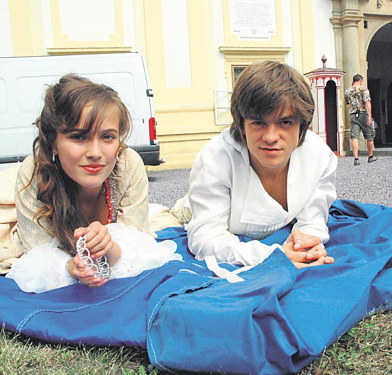 Princezna Aneta – Tereza Voříšková s princem Jeronýmem – Jiřím Mádlem. Při pauze lenošili před zámkem v trávě.