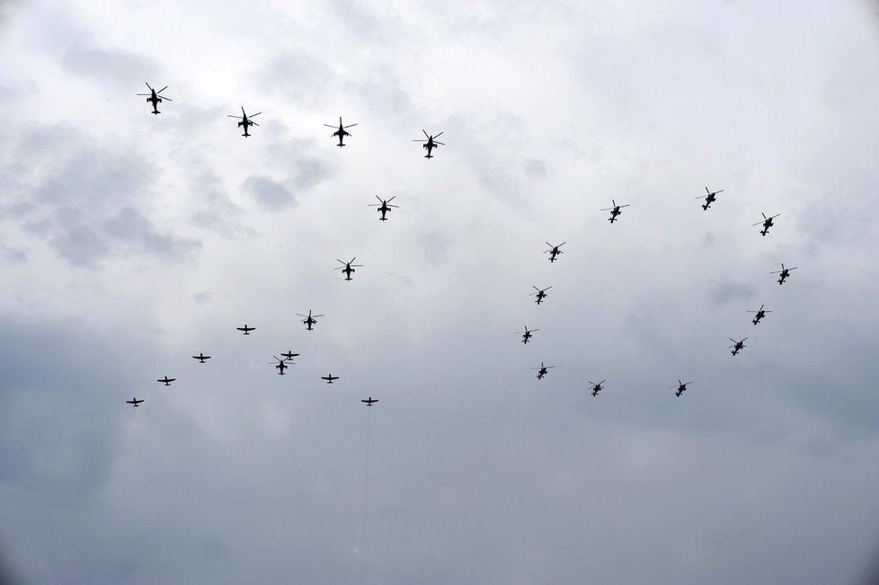 "70" utvoří na obloze společně vojenské vrtulníky a letadla.