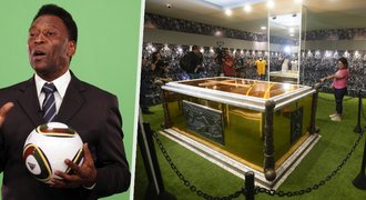 Neuvěřitelné Pelého (†82) mauzoleum: Zlato a umělá tráva! Neuvěřitelné Pelého (†82) mauzoleum: Zlato a umělá tráva!