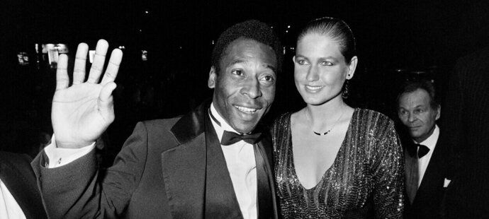 Pelé se svou partnerkou Xuxou, která později randila i s Ayrtonem Sennou.
