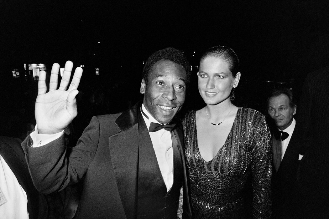 Pelé se svou partnerkou Xuxou, která později randila i s Ayrtonem Sennou.