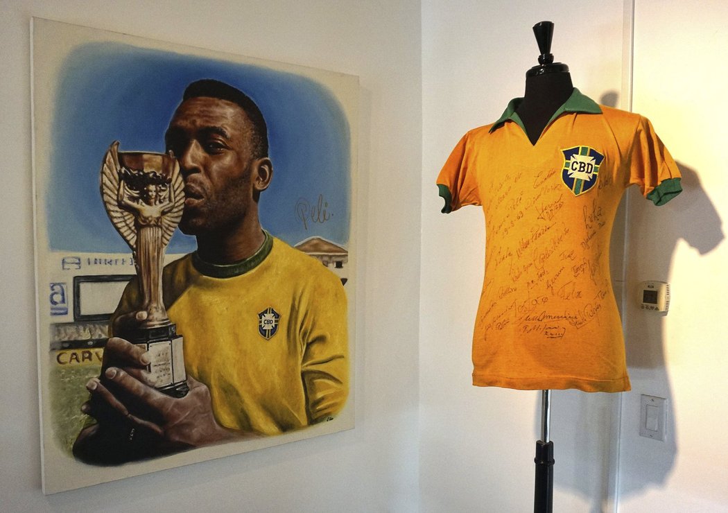 V aukci je například i Pelého brazilský reprezentační dres z roku 1969