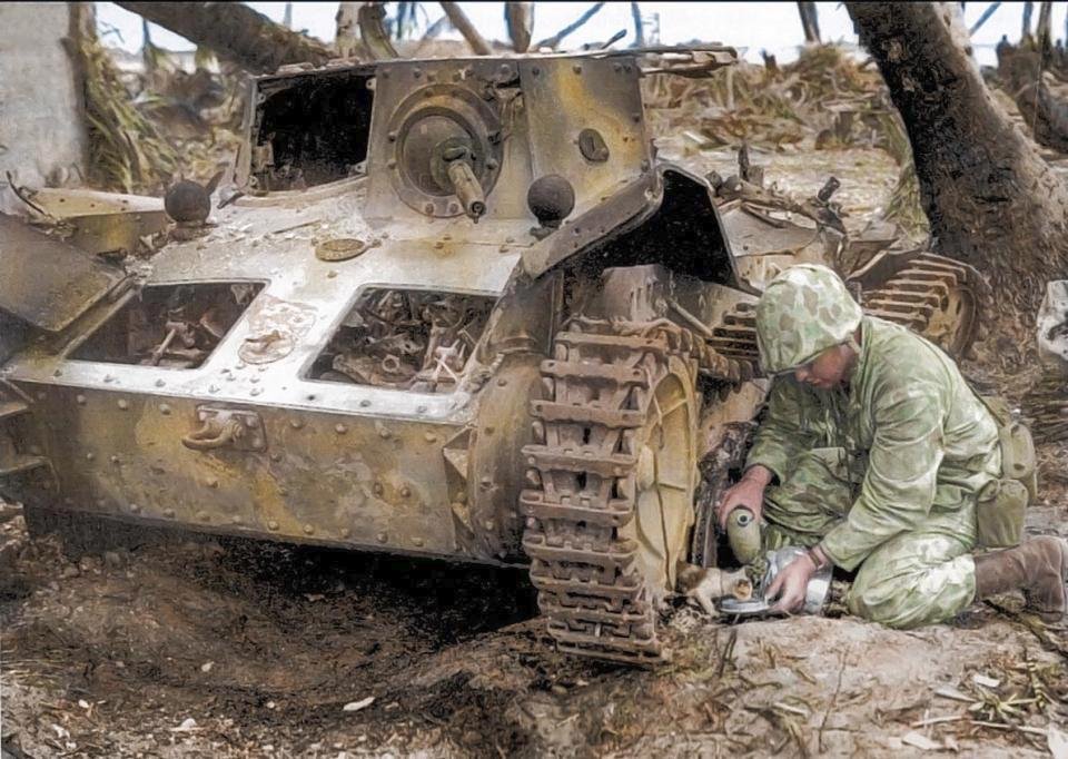 Mariňák se dělí o vodu s opuštěným kotětem (Tarawa, 1943).