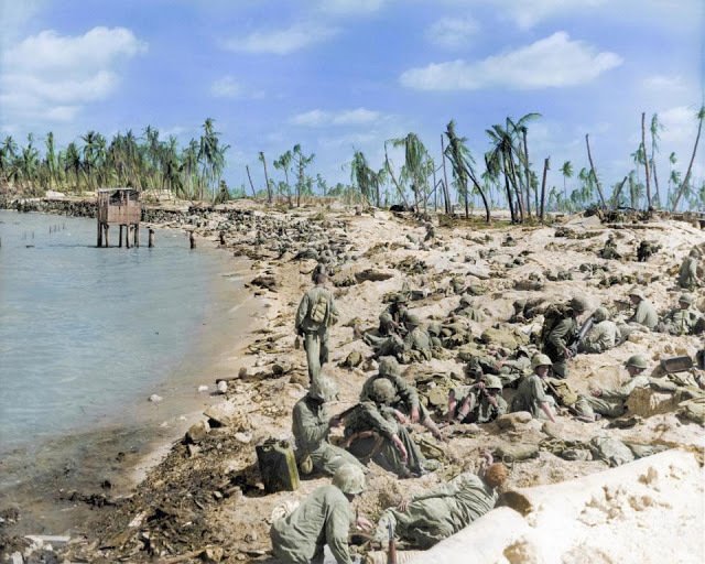 Vojáci na pláži během bitvy o Tarawu (Kiribati, 1943).
