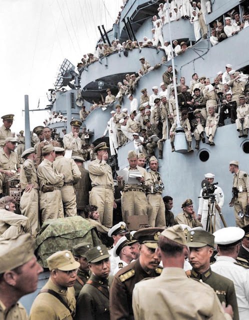 Pozorovatelé zaujímají pozice na palubě USS Missouri. Chystá se podpis japonské kapitulace.