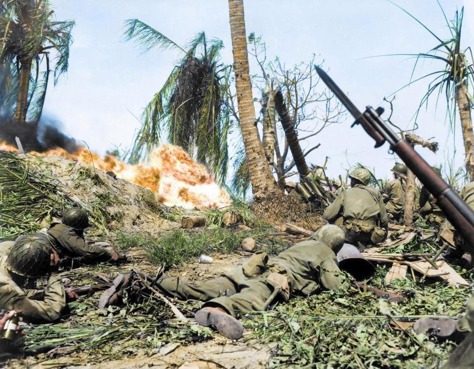 Američtí vojáci útočí na japonské pozice (atol Kwajalein na Marshallových ostrovech).