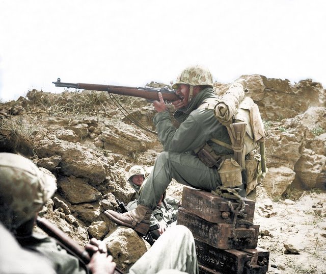 Americký voják mířící z japonských beden se střelivem.