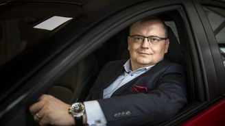 Elektromobil může stát jen 400 tisíc, když přijmeme dojezd do 100 kilometrů, říká Peleška z Toyoty