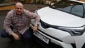 Toyota říká: ano, elektromobilita je budoucností a bude hrát zásadní roli, ale kde ji brát? Odpovídáme, že si ji má auto vyrábět samo, říká šéf Toyota ČR Martin Peleška. Toyota říká: ano, elektromobilita je budoucností a bude hrát zásadní roli, ale kde ji brát? Odpovídáme, že si ji má auto vyrábět samo, říká šéf Toyota ČR Martin Peleška.
