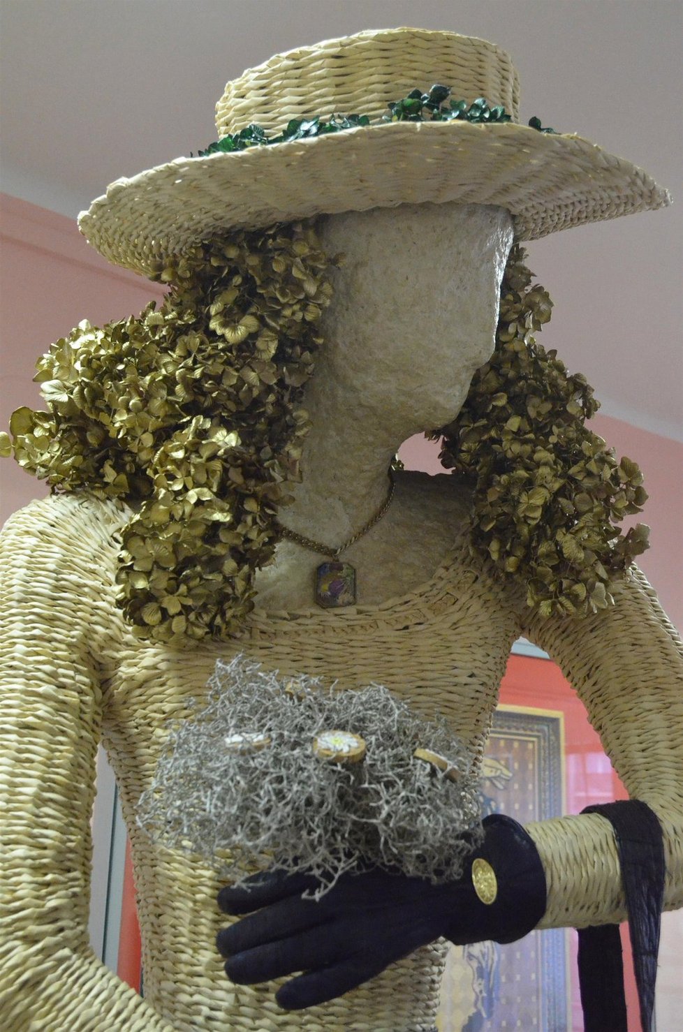 Socha Hortenzie figuruje v České knize rekordů jako socha oblečená do šatů vytvořených z největšího počtu papírových ruliček.