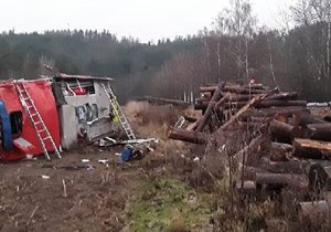 Hasiči na Pelhřimovsku vyjížděli k tragické nehodě. Při cestě havarovali.