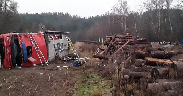 Hasiči vyjížděli k tragické nehodě na Pelhřimovsku: Při cestě havarovali