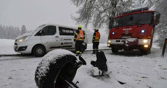 ONLINE: Sněhová kalamita v Česku. Tvoří se obří kolony a bude až -15 °C, sledujte radar Blesku