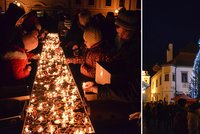 Pelhřimovské náměstí o Vánocích ovládly rozsvícené lodičky z vlašských ořechů!