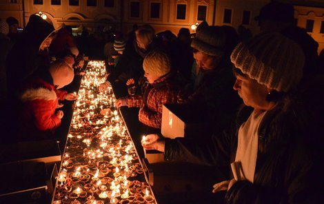 Pelhřimovské náměstí se rozzářilo více než třinácti sty svíček.