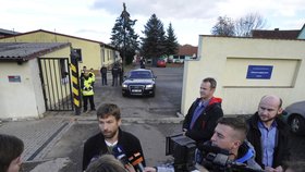 Ministr spravedlnosti Robert Pelikán přijel za uprchlíky do Drahonic. S podmínkami v zařízení je spokojený.