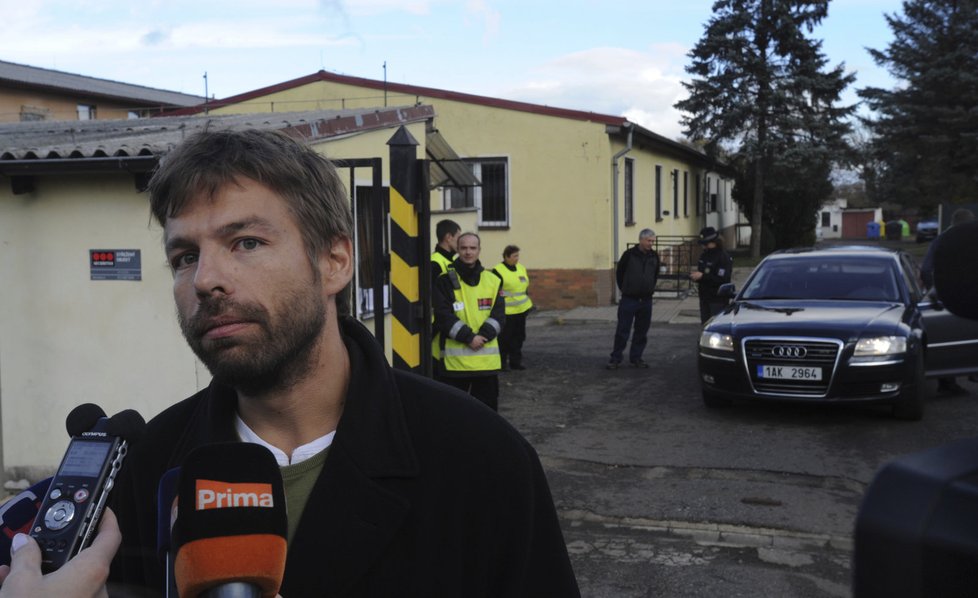 Ministr spravedlnosti Robert Pelikán přijel za uprchlíky do Drahonic. S podmínkami v zařízení je spokojený.