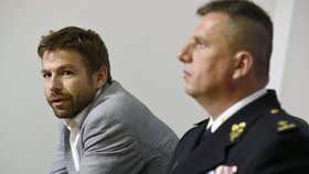 Generální ředitel Vězeňské služby Pavel Ondrášek a ministr spravedlnosti Robert Pelikán při mimořádném brífinku kvůli zadržení šéfa litoměřické věznice