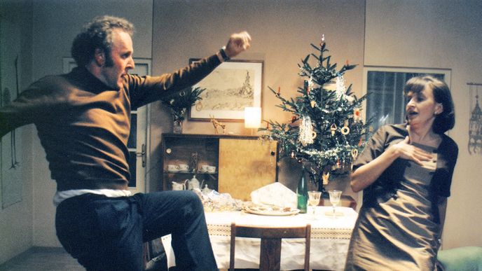 Jiří Dušek a Eva Holubová ve filmu Pelíšky Jiří Dušek a Eva Holubová ve filmu Pelíšky