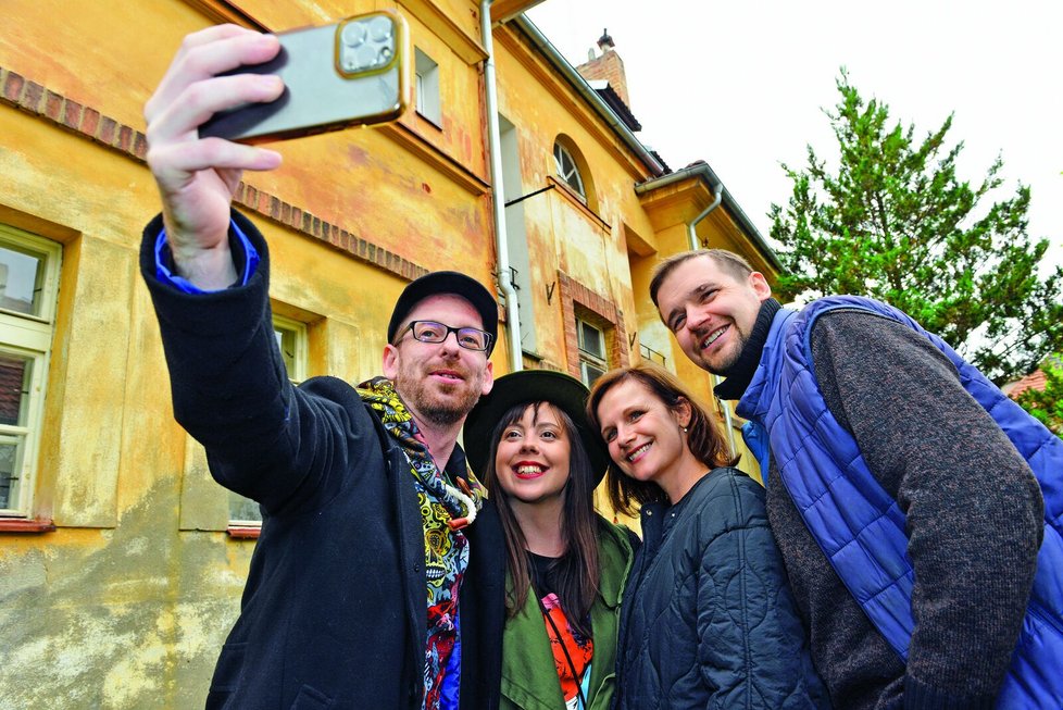 U vily Šebkových si hvězdy Pelíšků pořídily i selfíčko, které hned poslaly režiséru Hřebejkovi.