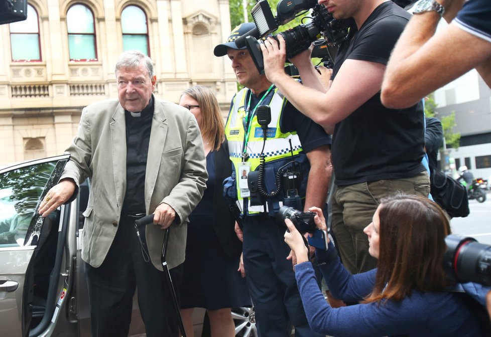 Australský kardinál George Pell (77) si za zneužívání chlapců odsedí 6 let.