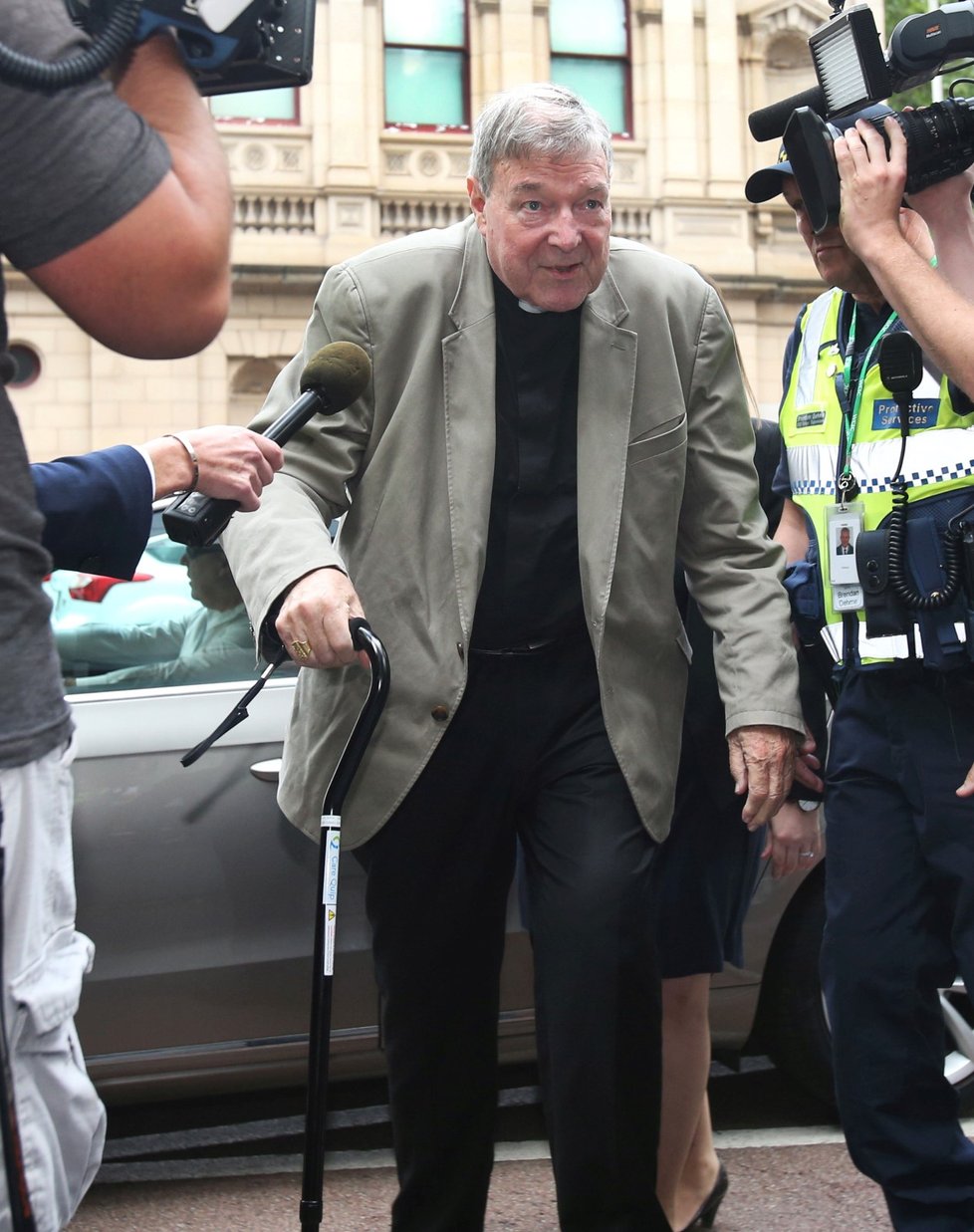 Podle soudu kardinál George Pell zneužíval chlapce. Jde tak o prvního vinného kardinála, který byl blízkým spolupracovníkem papeže.