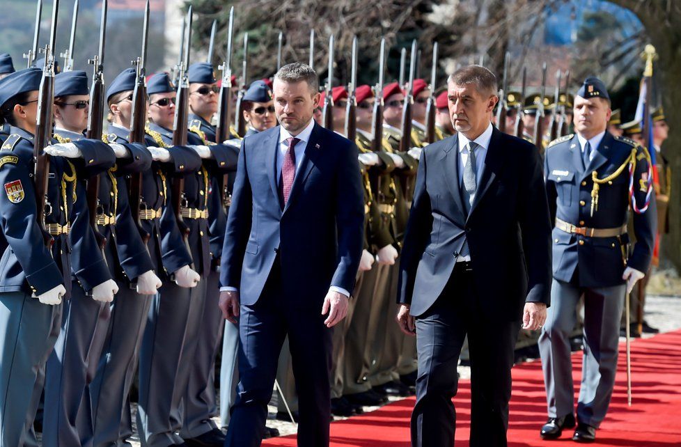 Premiér Andrej Babiš (vpravo) přijal 11. dubna 2018 v pražské Kramářově vile premiéra Slovenska Petera Pellegriniho.