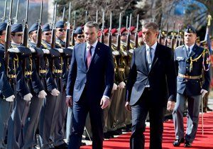 Premiér Andrej Babiš (vpravo) přijal 11. dubna 2018 v pražské Kramářově vile nového premiéra Slovenska Petera Pellegriniho.