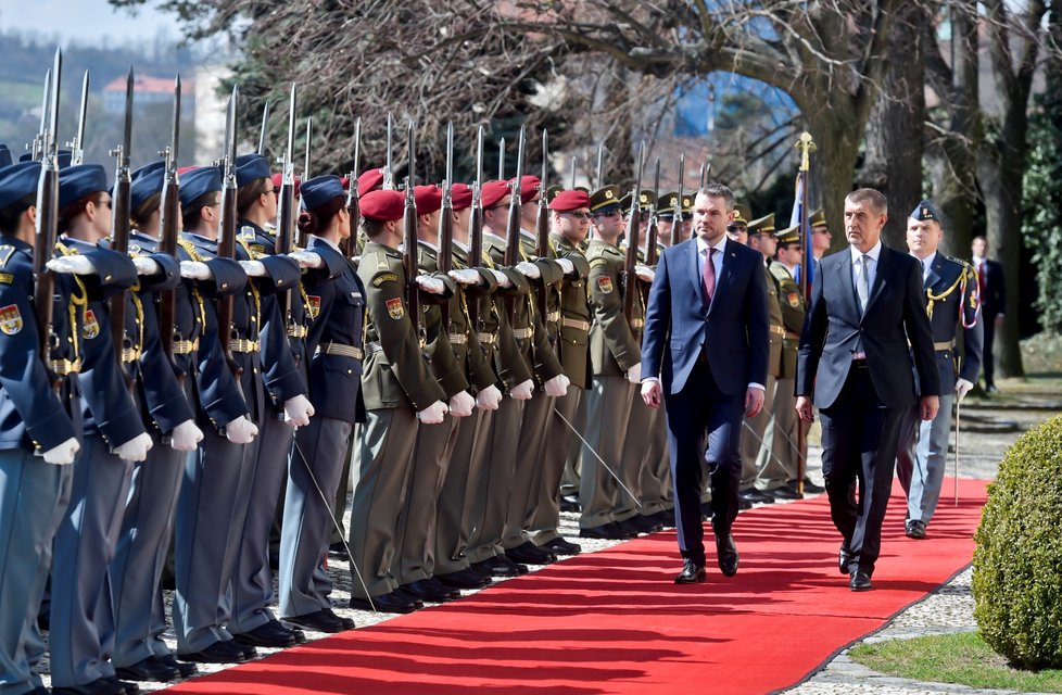 Premiér v demisi Andrej Babiš (vpravo) přijal 11. dubna 2018 v pražské Kramářově vile nového premiéra Slovenska Petera Pellegriniho.