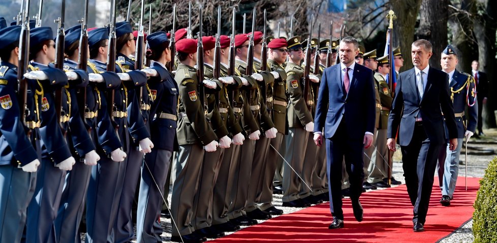 Premiér v demisi Andrej Babiš (vpravo) přijal 11. dubna 2018 v pražské Kramářově vile nového premiéra Slovenska Petera Pellegriniho.