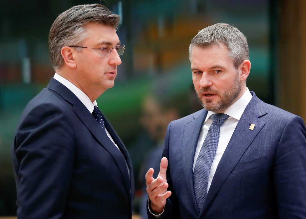 Slovenský premiér Peter Pellegrini a jeho chorvatský protějšek Andrej Plenkovic na evropském summitu